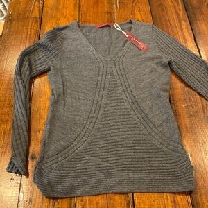 Light-weight v neck ribbed sweater